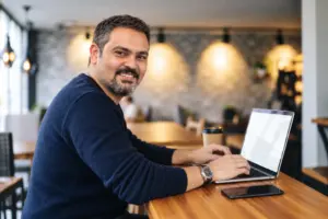 نور إبراهيم أثناء مراجعة منصة مراهنات