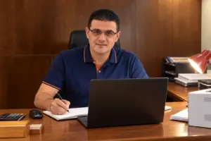 محمد فاروق أثناء مراجعة محتوى المراهنات